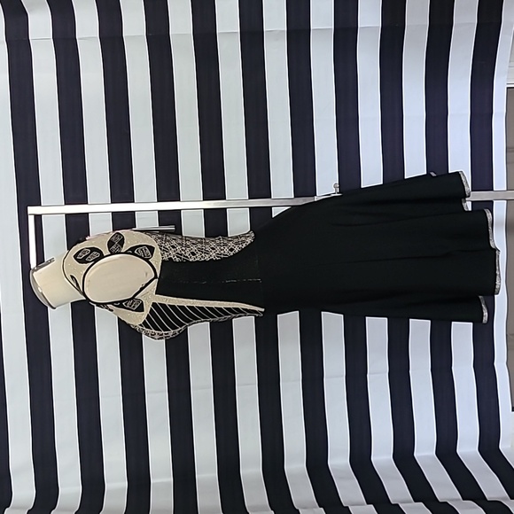 Elegant Black and Gold Women's Dress - Picture 8 of 13